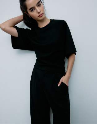 Stradivarius - Weiches, kurzärmliges T-Shirt in Schwarz