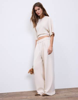 Stradivarius - Weiches, kurzärmliges T-Shirt in Steinbeige-Neutral