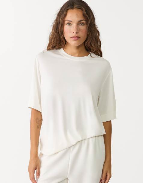 Stradivarius – Weiches Oversize-T-Shirt in Ecru mit Stehkragen - view 1