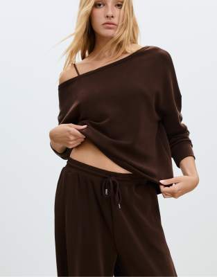 Stradivarius - Weiches, schulterfreies Sweatshirt in Braun-Brown