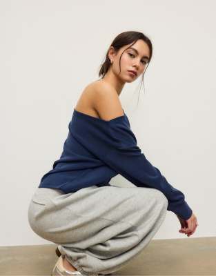 Stradivarius - Weiches, schulterfreies Sweatshirt in Dunkelblau-Marineblau