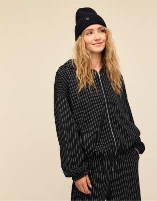 Stradivarius - Weiches Sweatshirt in Dunkelgrau gestreift