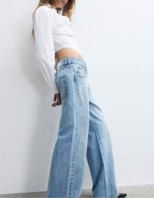 Stradivarius - Weit geschnittene, lockere Jeans in Mittelblau mit Nietenverzierung