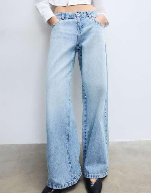 Stradivarius – Weit geschnittene, lockere Jeans in Mittelblau mit Nietenverzierung, 2 von 4