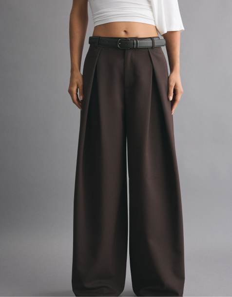 Stradivarius weite Bundfaltenhose mit Gürtel in Braun - view 1