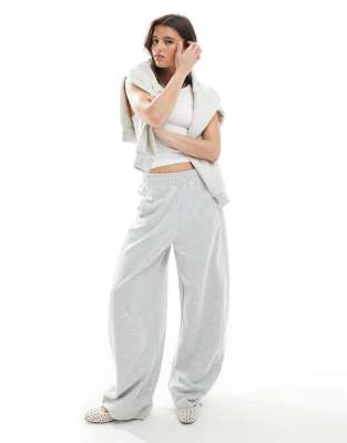 Stradivarius - Weite, flauschige Hose in Grau meliert