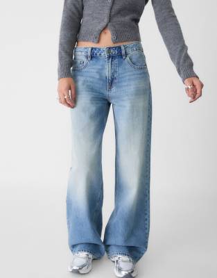 Stradivarius - Weite Jeans in blauer Waschung mit niedrigem Bund