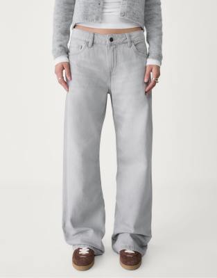 Stradivarius - Weite Jeans in schwarzer Denim-Waschung mit niedrigem Bund