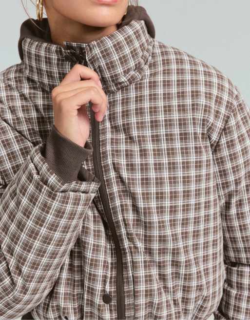 Stradivarius wendbare wattierte karierte Jacke in Braun, 2 von 6