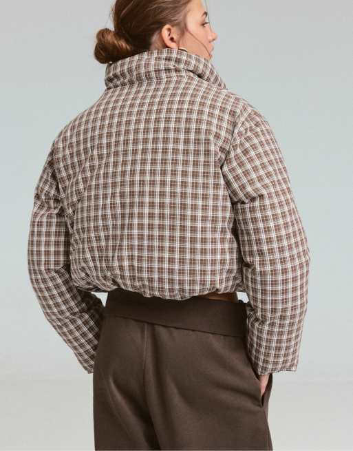 Stradivarius wendbare wattierte karierte Jacke in Braun, 3 von 6
