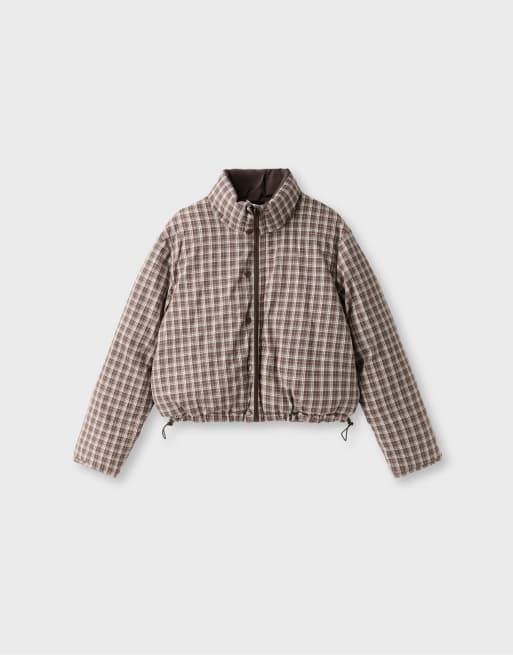 Stradivarius wendbare wattierte karierte Jacke in Braun, 5 von 6