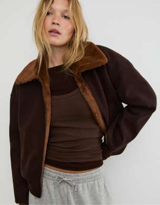 Stradivarius - Wendejacke aus Kunstpelz in Braun-Brown