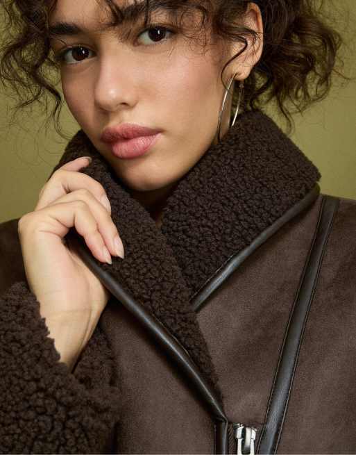 Stradivarius Wendejacke in Wildlederoptik mit Schalkragen in Braun, 3 von 5