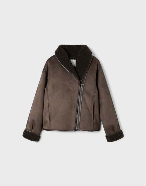 Stradivarius Wendejacke in Wildlederoptik mit Schalkragen in Braun, 4 von 5