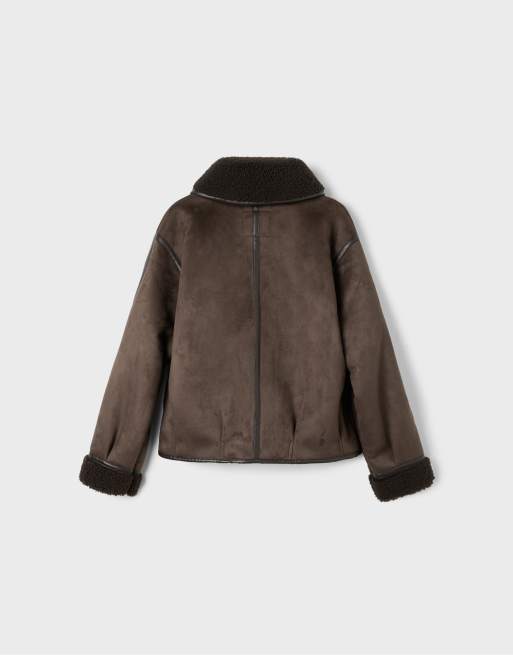 Stradivarius Wendejacke in Wildlederoptik mit Schalkragen in Braun, 5 von 5