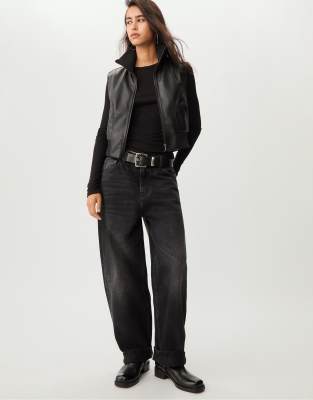 Stradivarius - Weste in Leder-Optik in Schwarz mit passender Rippung