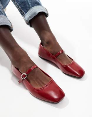 Stradivarius Wide Fit - Ballerinas in Rot mit Riemendetail, weite Passform