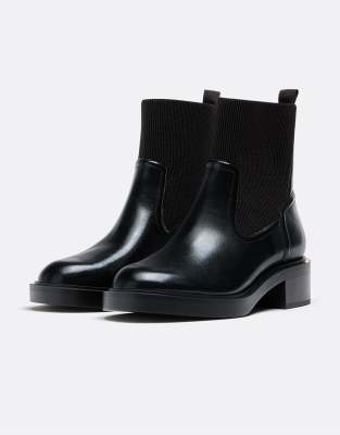 Stradivarius Wide Fit - Flache Ankle-Boots in Schwarz, weite Passform