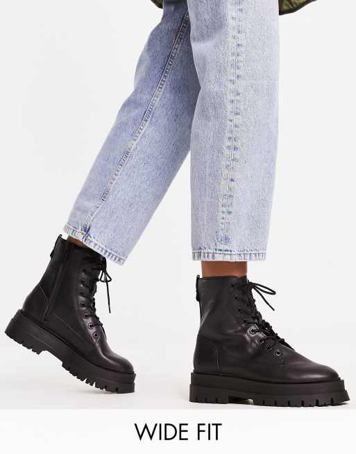 Stradivarius Wide Fit – Flache Ankle-Boots in Schwarz zum Schnüren