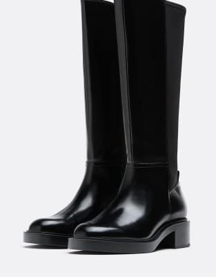 Stradivarius Wide Fit - Flache schwarze Stiefel im Reitstiefel-Look, weite Passform