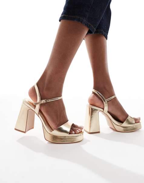 Stradivarius - Wide Fit - Guldfarvede flatform-sandaler - view 1
