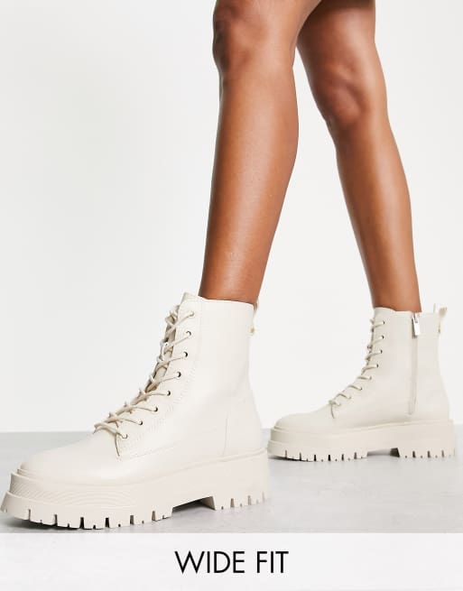Stradivarius Wide Fit – Naturvita, platta ankelboots med snörning