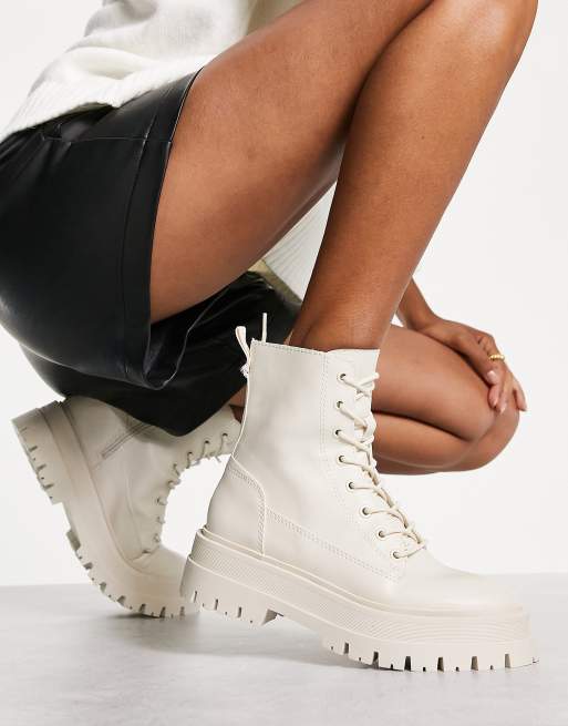 Stradivarius Wide Fit – Naturvita, platta ankelboots med snörning, 3 av 4
