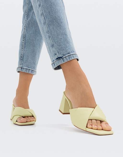 Stradivarius Wide Fit – Pantoletten in hellem Limettengrün mit überkreuztem Riemen, weite Passform