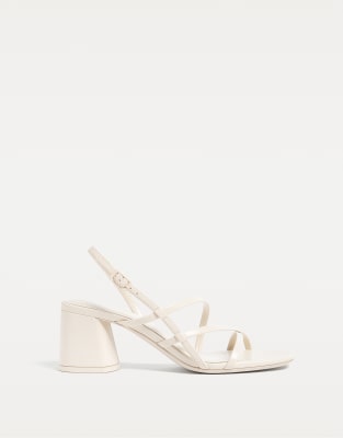 Stradivarius Wide Fit - Sandaletten in Ecru mit Blockabsatz-Weiß