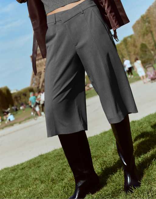 Stradivarius Wide-leg cross-waist bermuda shorts in dark grey, 2 of 7