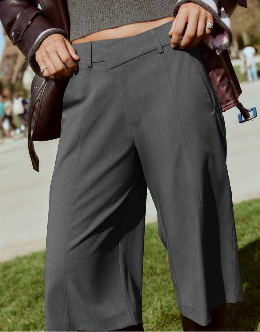Stradivarius Wide-leg cross-waist bermuda shorts in dark grey, 4 of 7