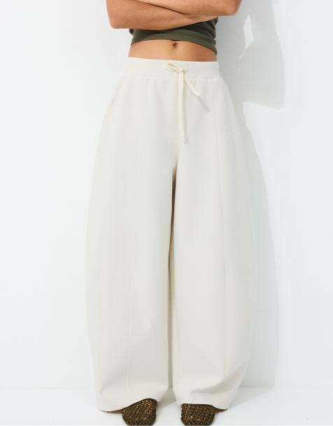Stradivarius Wide-leg jogger trousers in vanilla - view 1