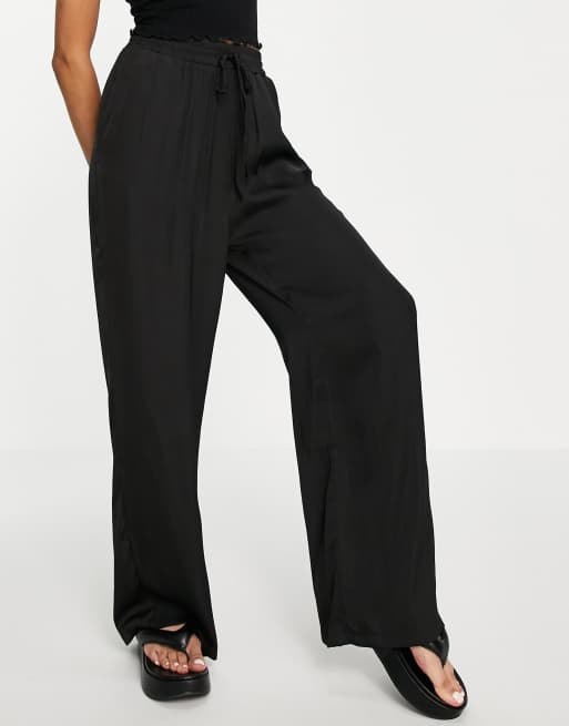 Stradivarius wide leg relaxed pants in black | ASOS