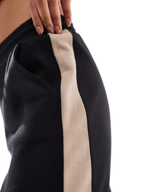 Stradivarius wide leg side stripe joggers in black, 3 of 5