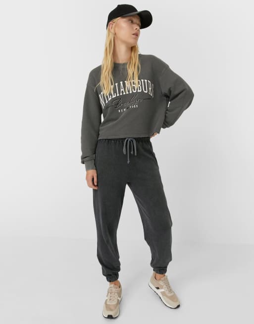 Stradivarius - Williamsburg - Sweatshirt met universiteitsprint in grijze acid wash