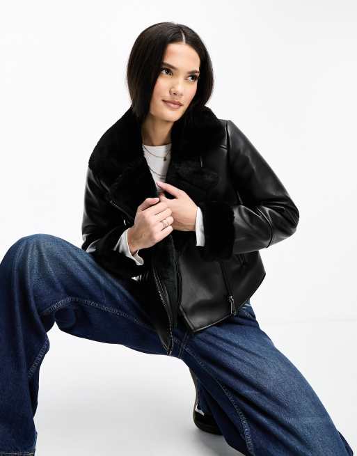 Stradivarius – Wykończona sztucznym futrem czarna kurtka typu aviator z poliuretanu 