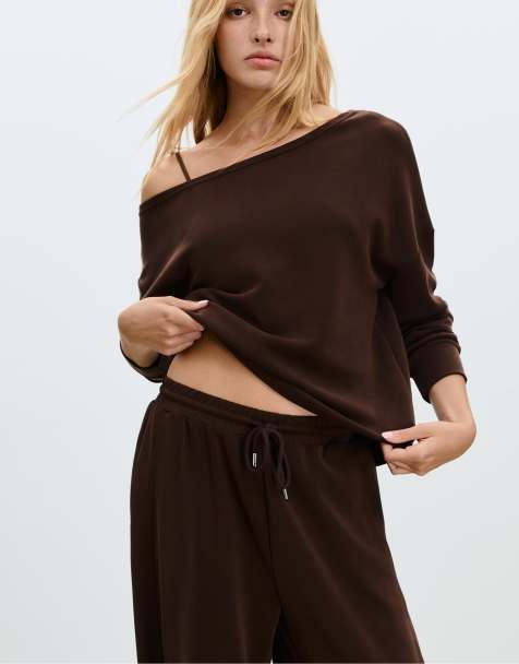 Stradivarius - Zacht sweatshirt met blote schouder in bruin - view 1