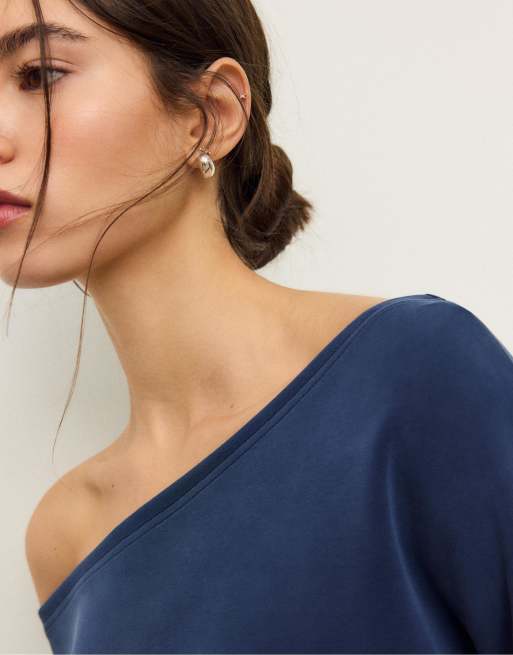 Stradivarius - Zacht sweatshirt met blote schouder in donkerblauw, 2 van 4
