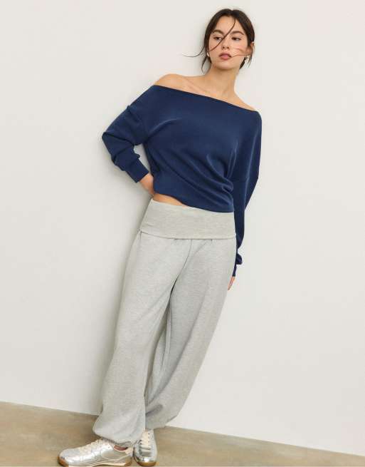 Stradivarius - Zacht sweatshirt met blote schouder in donkerblauw, 3 van 4