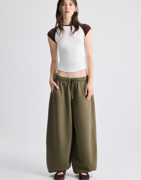 Stradivarius zachte joggingbroek met koordstoppers in kaki - view 1