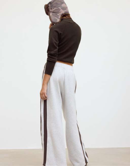 Stradivarius zachte lichtgrijze joggingbroek met bruine zijstreep, 3 van 4