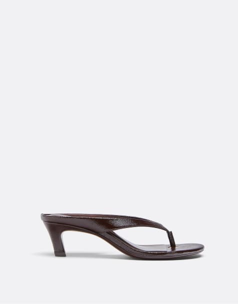 Stradivarius – Zehenstegsandalen in brauner Lederoptik mit Absatz - view 1