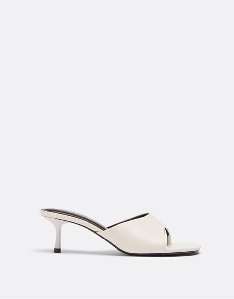 Stradivarius – Zehenstegsandalen in Ecru mit Absatz - view 1