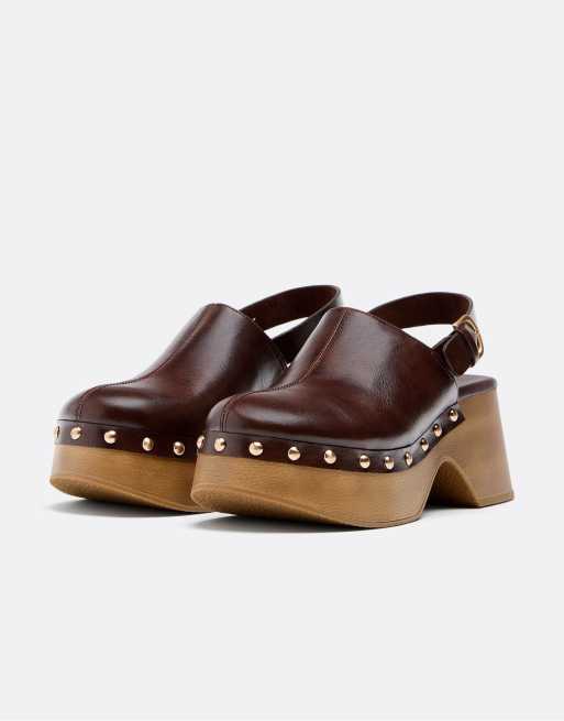 Stradivarius - Zoccoli marroni con plateau e borchie, 2 di 4