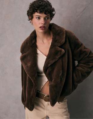 Stradivarius - Zweireihige Jacke aus Kunstpelz in Braun-Brown