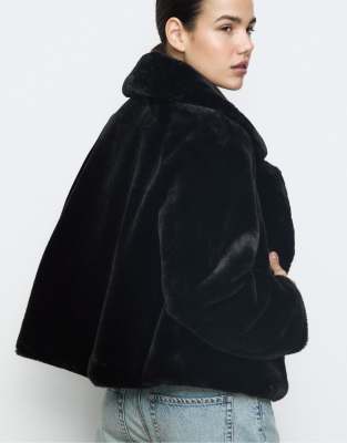 Stradivarius - Zweireihige Jacke aus Kunstpelz in Schwarz
