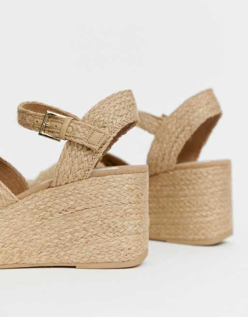 Stradviarius Sandales en raphia semelles compens es et brides crois es Beige