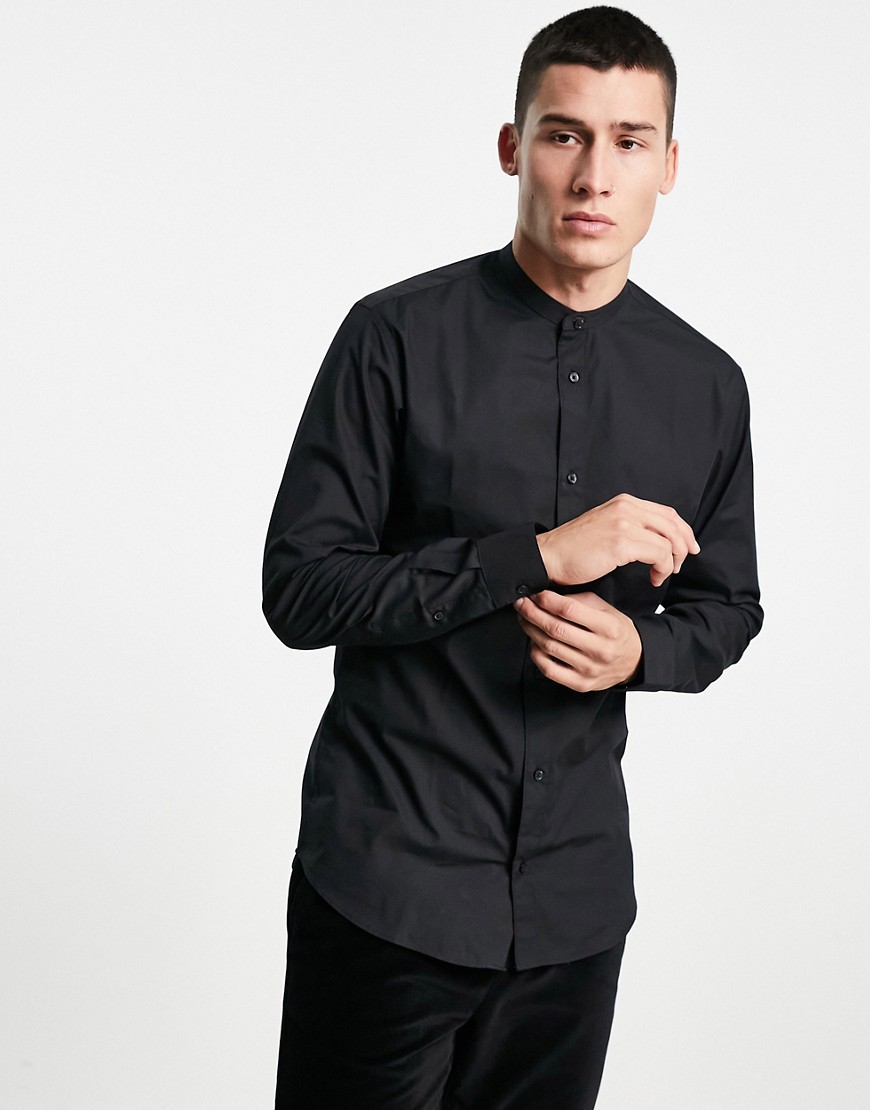 фото Строгая черная рубашка узкого кроя с воротником с застежкой на пуговицу jack & jones essentials-черный цвет