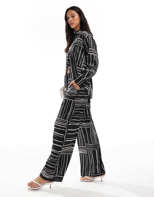 Style Cheat - Broek met wijde pijpen en zwart-witte print, deel van co-ord set