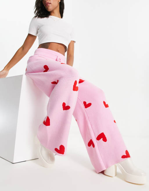 Style Cheat - Gebreide broek met wijde pijpen en hartjesprint in roze, deel van combi-set